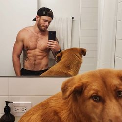 Gus Kenworthy ('American Horror Story') posa semidesnudo frente al espejo junto as u perror