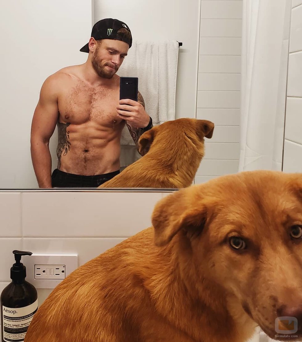 Gus Kenworthy ('American Horror Story') posa semidesnudo frente al espejo junto as u perror