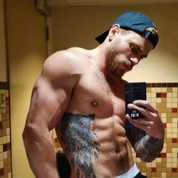 Gus Kenworthy, de 'American Horror Story', posa sexy sin camiseta