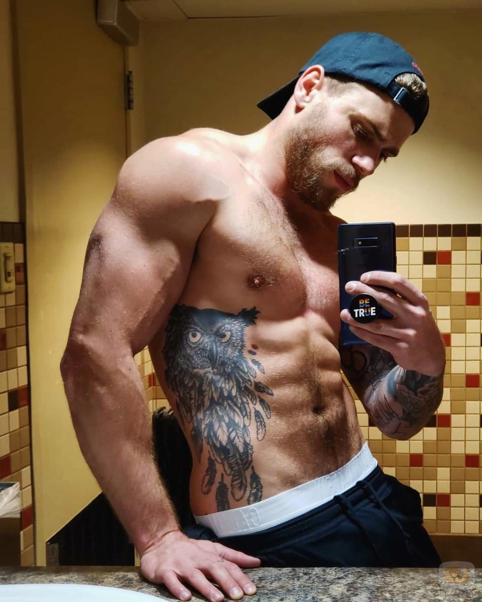 Gus Kenworthy, de 'American Horror Story', posa sexy sin camiseta