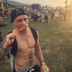 Gus Kenworthy, fichaje de la temporada 9 de 'American Horror Story', comiendo pollo semidesnudo