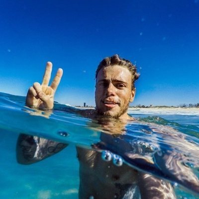 Gus Kenworthy, fichaje de la temporada 9 de 'American Horror Story', en el mar semidesnudo