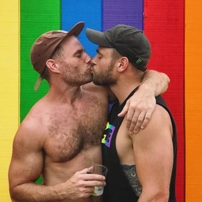 Gus Kenworthy, de 'American Horror Story', posa junto a su novio en una reivindicativa foto