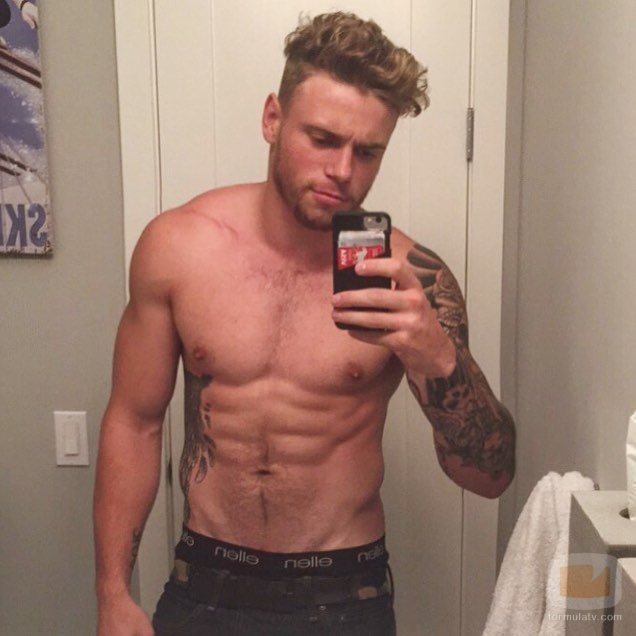 Gus Kenworthy, de 'American Horror Story', posa semidesnudo frente a un espejo 