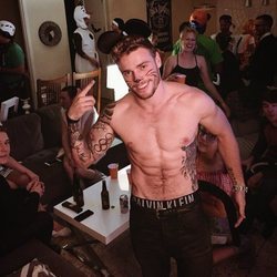 Gus Kenworthy, de 'American Horror Story', posa semidesnudo en Halloween