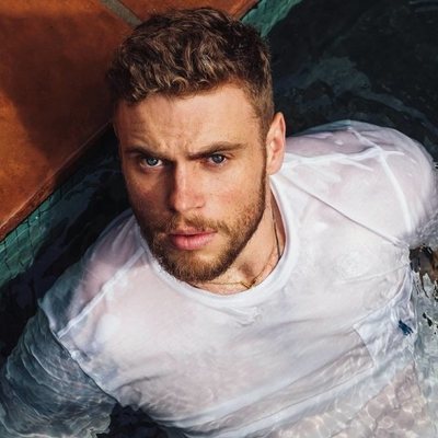 Gus Kenworthy ('American Horror Story'), posa mojado en una piscina