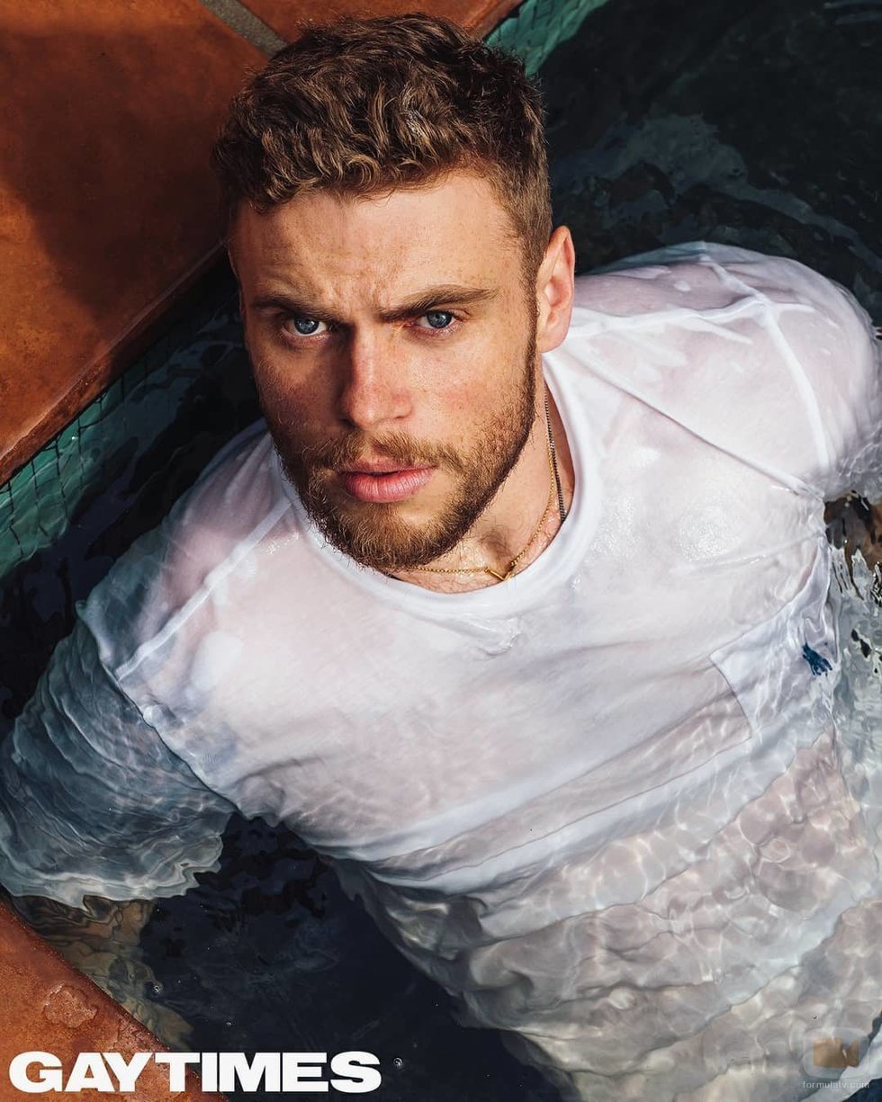 Gus Kenworthy ('American Horror Story'), posa mojado en una piscina