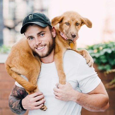 Gus Kenworthy, fichaje de la temporada 9 de 'American Horror Story', con su perro