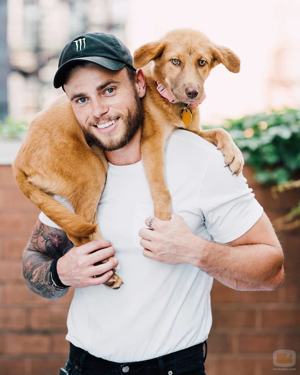 Gus Kenworthy, fichaje de la temporada 9 de 'American Horror Story', con su perro