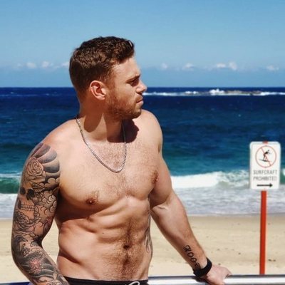 Gus Kenworthy, fichaje de 'American Horror Story', posa semidesnudo en la playa