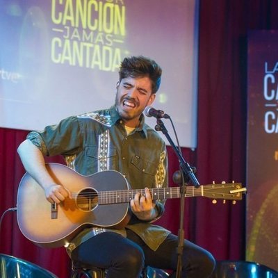 Roi Méndez pone voz a un tema en la primera gala de 'La mejor canción jamás cantada'