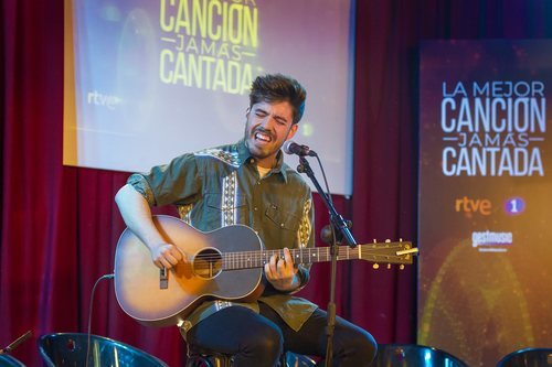 Roi Méndez pone voz a un tema en la primera gala de 'La mejor canción jamás cantada'