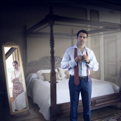 Emmanuel Esparza en un cartel promocional de la serie 'Secretos de Estado'