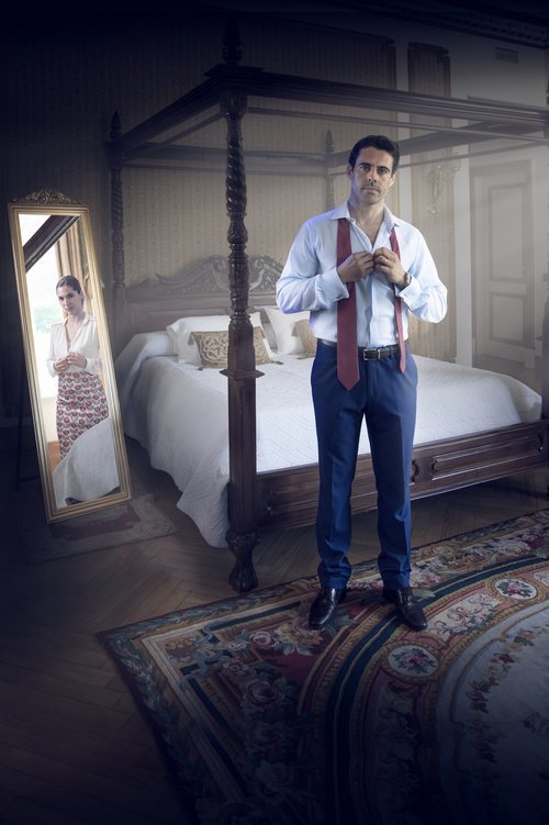 Emmanuel Esparza en un cartel promocional de la serie 'Secretos de Estado'