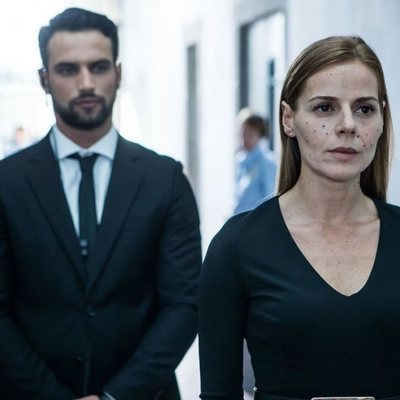 Jesús Castro y Miryam Gallego en una imagen de la serie 'Secretos de Estado'
