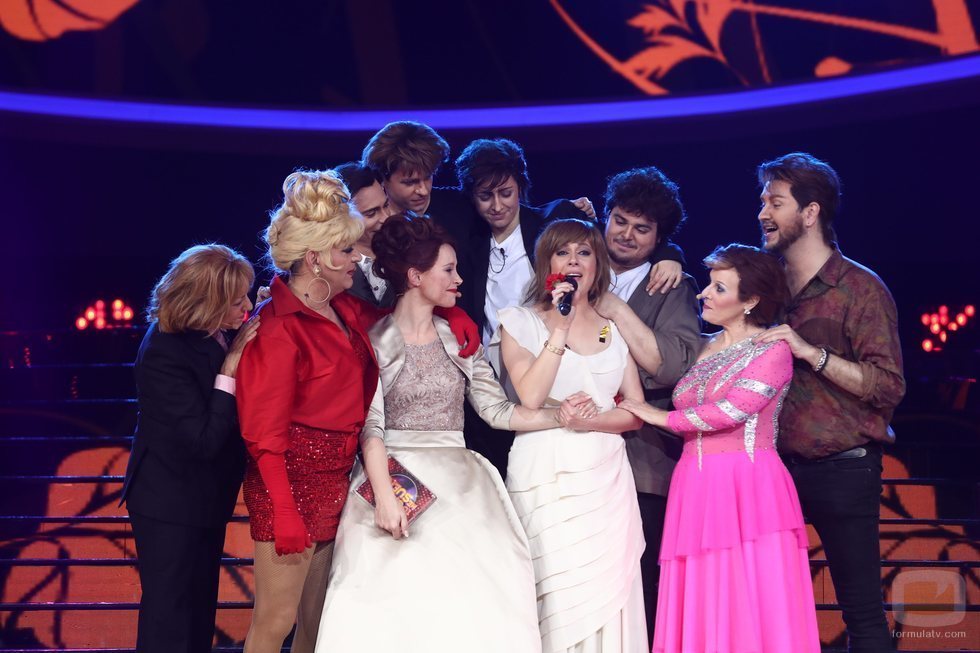 María Villalón, ganadora de 'Tu cara me suena 7', rodeada del resto de concursantes en la gala final