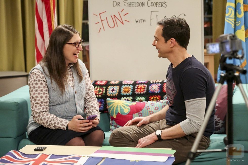 Amy y Sheldon sentados en el sofá en la temporada 12 de 'The Big Bang Theory'