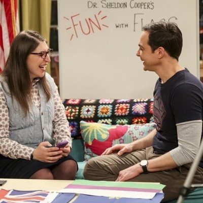 Amy y Sheldon sentados en el sofá en la temporada 12 de 'The Big Bang Theory'