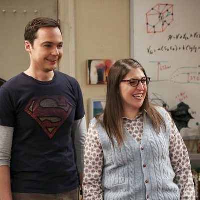 Amy y Sheldon riéndose en la temporada 12 de 'The Big Bang Theory'