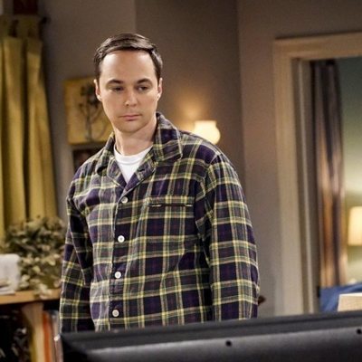 Sheldon mira la televisión en la temporada 12 de 'The Big Bang Theory'