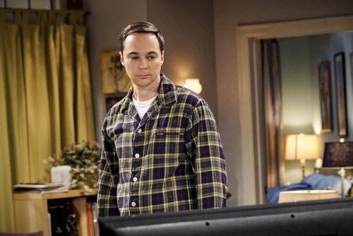 Sheldon mira la televisión en la temporada 12 de 'The Big Bang Theory'