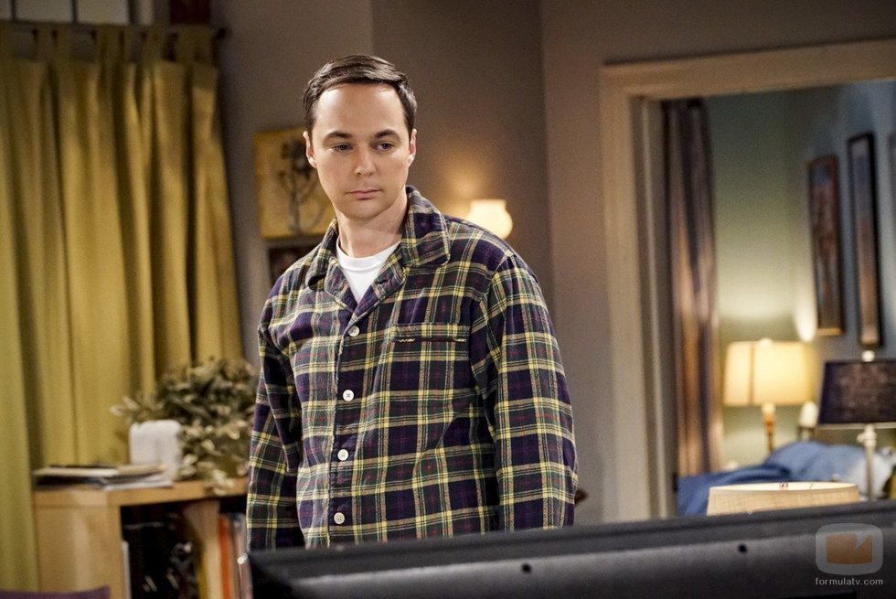 Sheldon mira la televisión en la temporada 12 de 'The Big Bang Theory'
