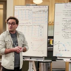 Leonard junto a dos pizarras en la temporada 12 de 'The Big Bang Theory'