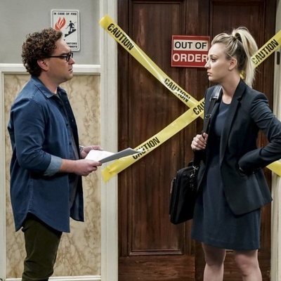 Leonard y Penny frente al ascensor averiado en la temporada 12 de 'The Big Bang Theory'