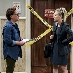 Leonard y Penny frente al ascensor averiado en la temporada 12 de 'The Big Bang Theory'