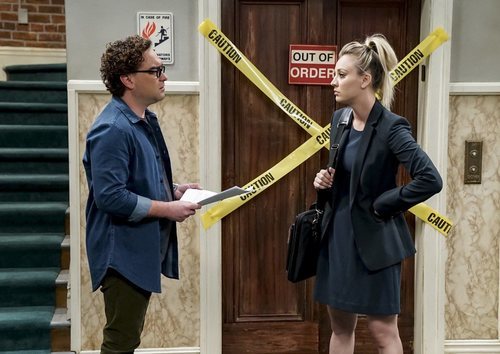 Leonard y Penny frente al ascensor averiado en la temporada 12 de 'The Big Bang Theory'