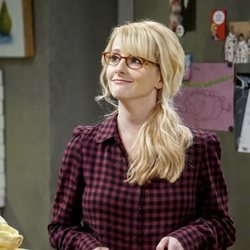 Bernadette con un bote de sandía en la temporada 12 de 'The Big Bang Theory'