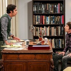 Rajesh y Howard hablan en el despacho en la temporada 12 de 'The Big Bang Theory'
