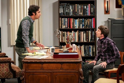 Rajesh y Howard hablan en el despacho en la temporada 12 de 'The Big Bang Theory'