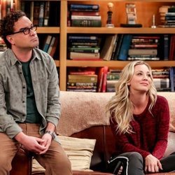 Leonard y Penny comparten sofá en la temporada 12 de 'The Big Bang Theory'