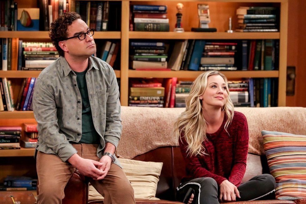 Leonard y Penny comparten sofá en la temporada 12 de 'The Big Bang Theory'