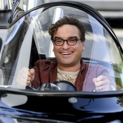 Leonard conduciendo feliz en la temporada 12 de 'The Big Bang Theory'