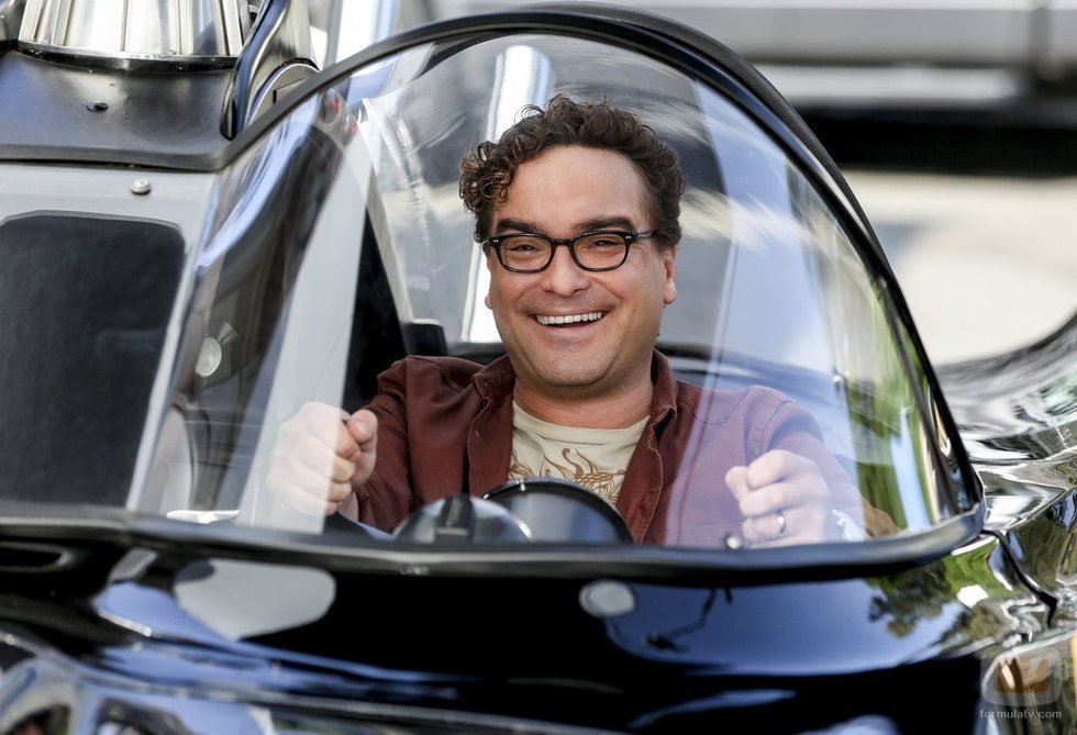 Leonard conduciendo feliz en la temporada 12 de 'The Big Bang Theory'