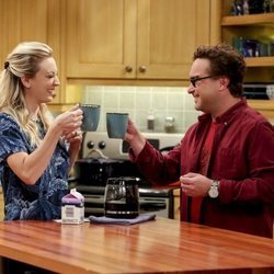 Penny y Leonard brindan con café en la temporada 12 de 'The Big Bang Theory'