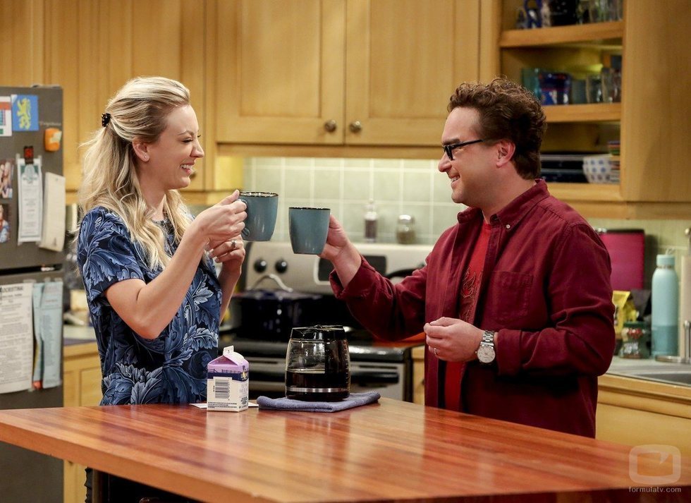 Penny y Leonard brindan con café en la temporada 12 de 'The Big Bang Theory'