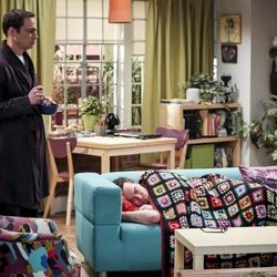 Sheldon observa a Leonard en la temporada 12 de 'The Big Bang Theory'