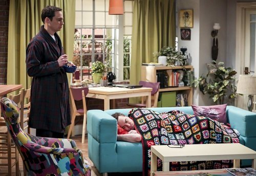 Sheldon observa a Leonard en la temporada 12 de 'The Big Bang Theory'