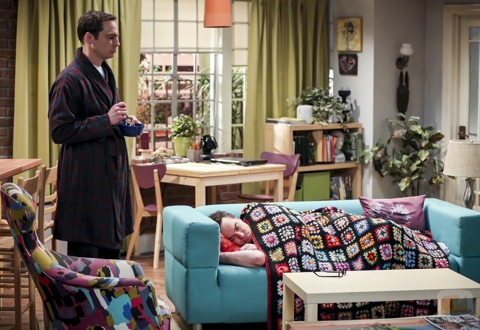 Sheldon observa a Leonard en la temporada 12 de 'The Big Bang Theory'