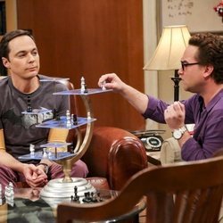 Sheldon y Leonard juegan a su versión del ajedrez en la temporada 12 de 'The Big Bang Theory'