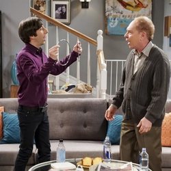 Howard y Larry Fowler hablando en la temporada 12 de 'The Big Bang Theory'