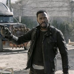 Victor con una pistola en la quinta temporada de 'Fear The Walking Dead'