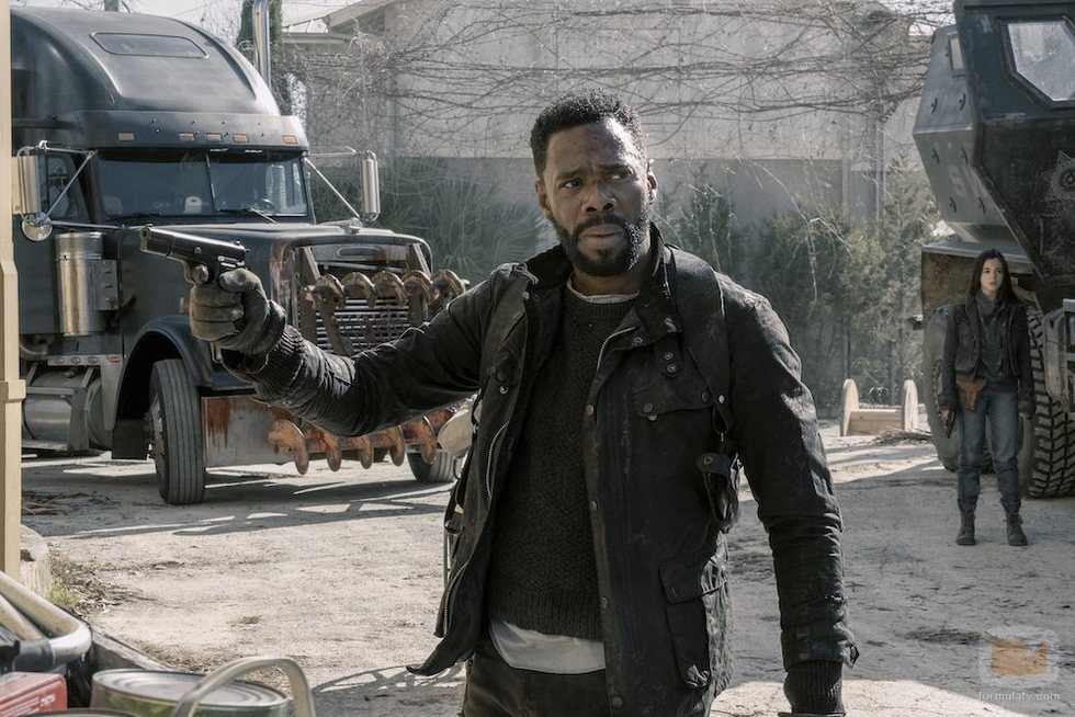 Victor con una pistola en la quinta temporada de 'Fear The Walking Dead'
