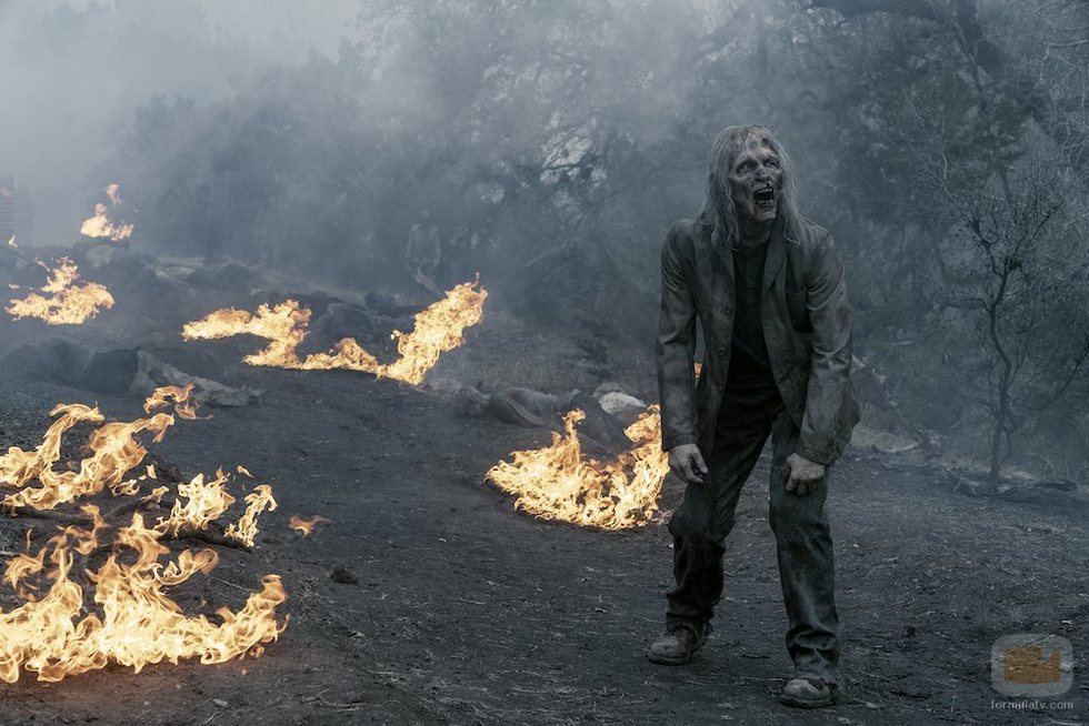 Un caminante en un paisaje en llamas en la quinta temporada de 'Fear The Walking Dead'