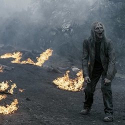 Un caminante en un paisaje en llamas en la quinta temporada de 'Fear The Walking Dead'