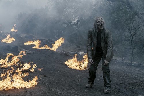 Un caminante en un paisaje en llamas en la quinta temporada de 'Fear The Walking Dead'
