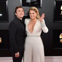 Meghan Trainor y Daryl Sabara posan en la alfombra roja de los Premios Grammy 2019